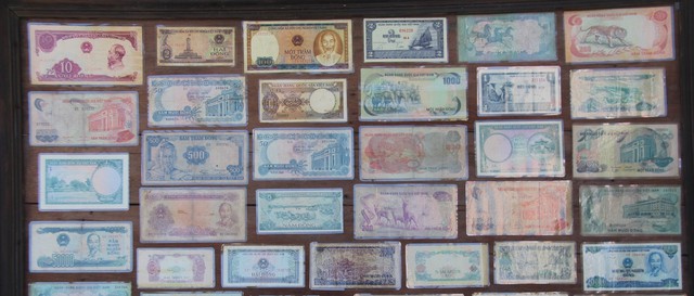 
Nhiều đồ vật lưu niệm như tiền cũ, tem hay các vật dụng sinh hoạt từ xưa được trưng bày ở chợ phiên.
