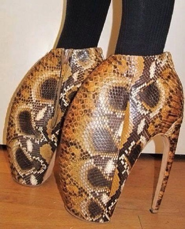 Nếu muốn gây sự chú ý, bạn có thể mang đôi giày da rắn này đi dạo phố.