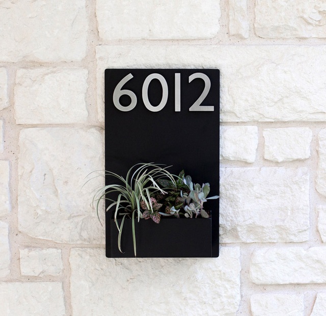 Hộp hoặc bảng gỗ màu đen với chữ số kim loại màu sáng giúp biển số nhà bạn rất dễ thấy và cũng dễ đọc