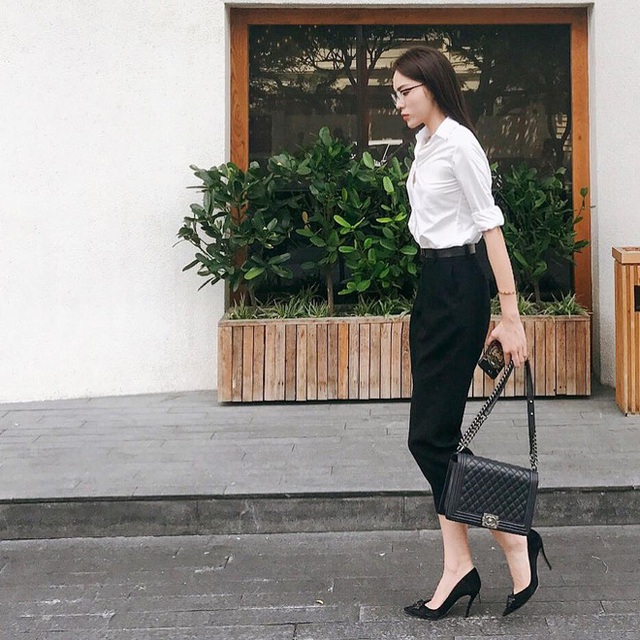 Đơn giản nhất là cách diện chỉn chu sơmi cùng quần âu và giày cao gót, túi xách Chanel làm điểm nhấn giúp tổng thể sang chảnh hơn hẳn.