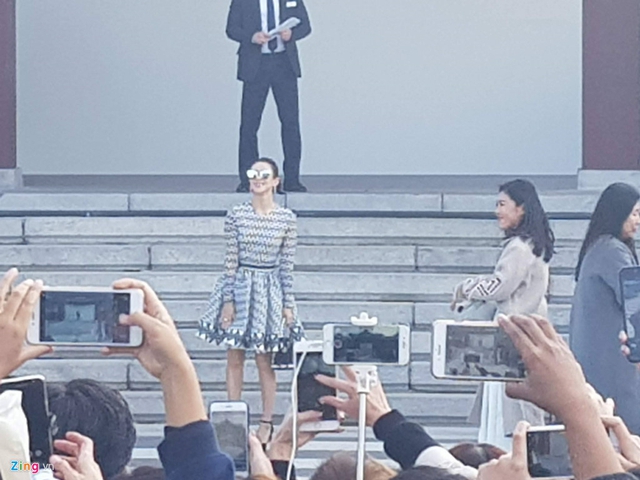 Chương Tử Di là khách mời đầu tiên xuất hiện trong lễ cưới. Nữ diễn viên từng hợp tác với Song Joong Ki trong một quảng cáo.