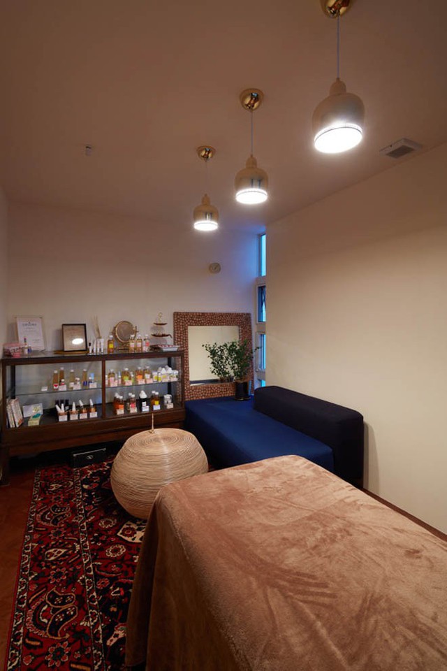 Phòng ngủ và phòng riêng chứa tinh dầu thơm của gia chủ nằm ở tầng 2.