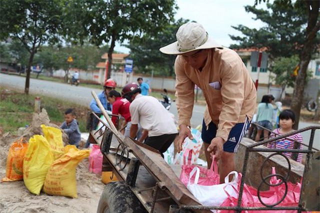 Người d&ugrave;ng xe gắn m&aacute;y, c&oacute; người d&ugrave;ng cả xe m&aacute;y xới để lấy c&aacute;t.