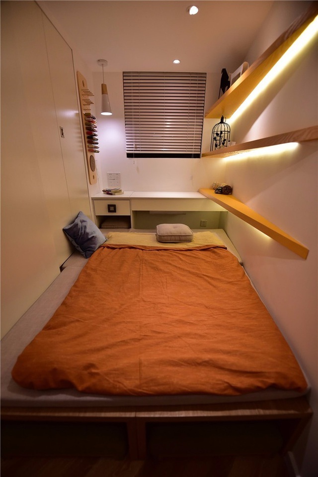 Phòng ngủ nhỏ nhưng vẫn gọn gàng, ấm cúng.