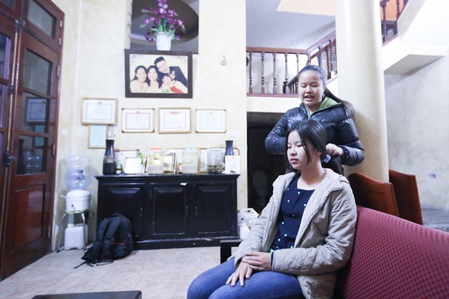 Cô gái trẻ thích tự tay chăm sóc những người mà mình yêu thương.