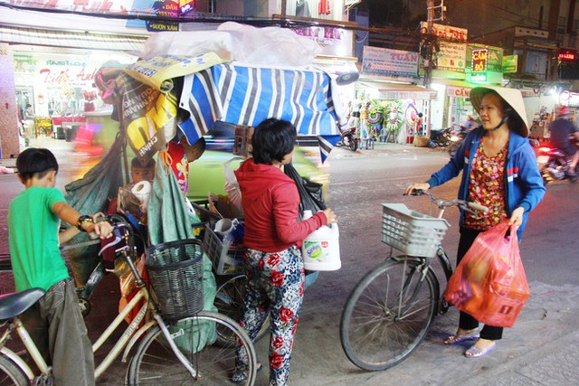 Nhiều người d&acirc;n thấy ho&agrave;n cảnh chị kh&oacute; khăn, thường hay gom g&oacute;p đồ ve chai để đem đến cho 4 mẹ con chị