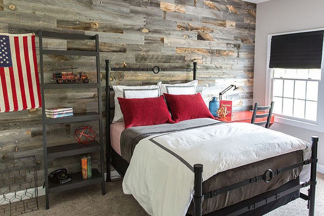 Chiếc giường sắt và bức tường gỗ tái chế mang lại nhiều kết cấu cho phòng ngủ của bé trai.