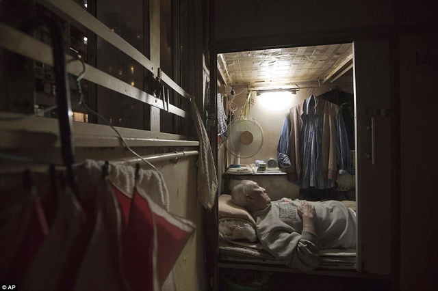 &Ocirc;ng Tạ Chu, một người bồi b&agrave;n về hưu đang nằm trong căn nh&agrave; quan t&agrave;i của m&igrave;nh.