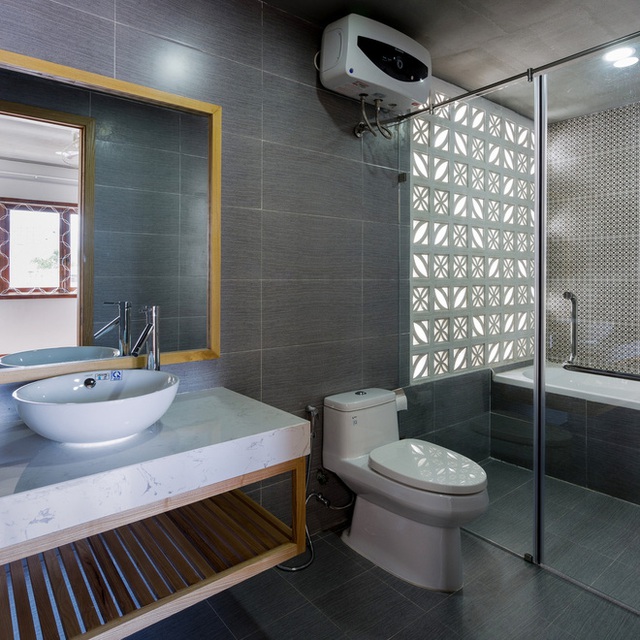 Phòng tắm với một phần tường gạch hoa thông gió, vừa đủ kín đáo, vừa rất cá tính