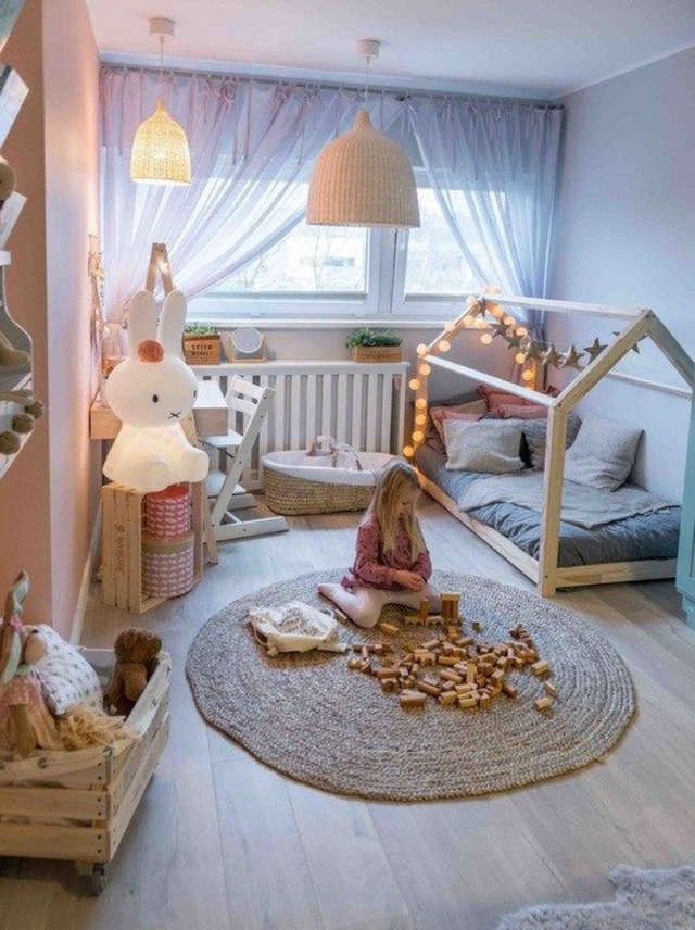 B&eacute; y&ecirc;u sẽ c&oacute; cả một bầu trời cổ t&iacute;ch nhờ sự hiện diện của giường g&aacute;c m&aacute;i.