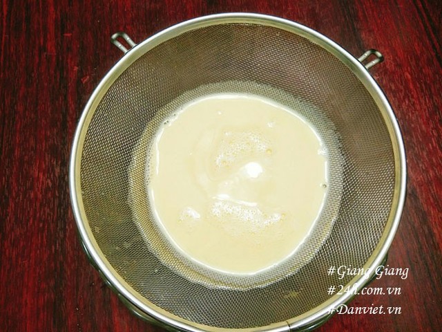 - Bước 4: Rót từ từ hỗn hợp sữa phô mai vào tô trứng, vừa rót vừa khuấy đều sau đó lọc hỗn hợp qua rây để loại bỏ chất lợn cợn có trong trứng.