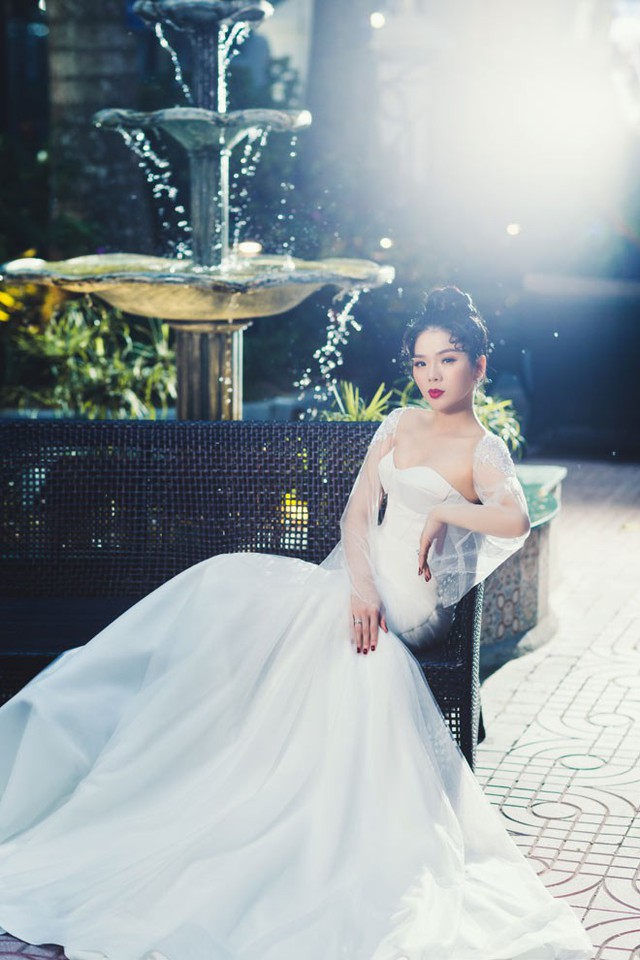 Lệ Quy&ecirc;n chia sẻ, c&ocirc; chọn những mẫu &aacute;o cưới đơn giản nhưng tinh tế, khoe được v&oacute;c d&aacute;ng, để thực hiện cho bộ ảnh lần n&agrave;y.