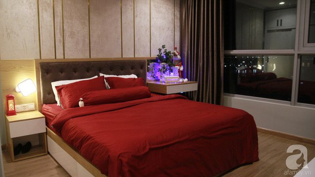 Phòng ngủ của bố mẹ đẹp dịu dàng và ấm cúng với điểm nổi bật là bộ chăn ga đỏ.