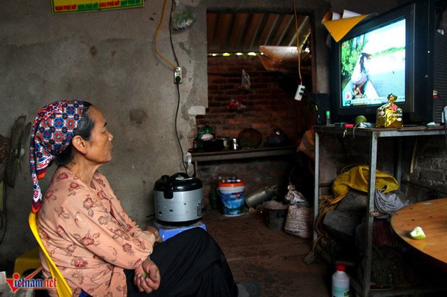 Cuối năm, gia đ&igrave;nh &ocirc;ng Gi&aacute;p hầu như ăn uống, sinh hoạt tại căn nh&agrave; cạnh vườn c&acirc;y.