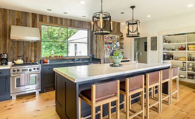 Phòng bếp được trang trí bằng chất liệu gỗ mang phong cách hiện đại.