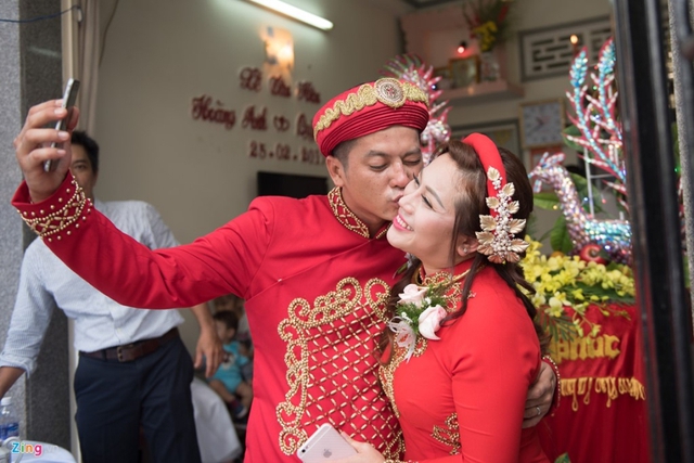 Ho&agrave;ng Anh li&ecirc;n tục thể hiện t&igrave;nh cảm với b&agrave; x&atilde; Việt kiều trong ng&agrave;y vui. Nam diễn vi&ecirc;n cho hay anh kh&ocirc;ng quan t&acirc;m tới những lời b&agrave;n t&aacute;n về nhan sắc của vợ v&agrave; qu&aacute; khứ của m&igrave;nh.