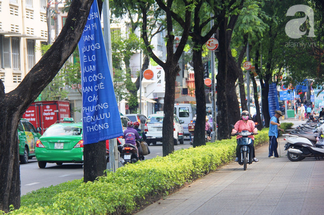 Một phụ nữ cho xe chạy ngược chiều trên vỉa hè đường Nam Kỳ Khởi Nghĩa