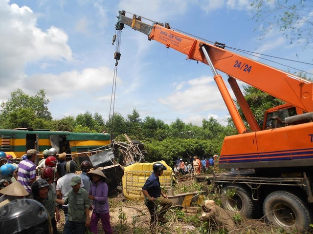 Sau khi đưa xe tải ra ngoài, lực lượng cứu hộ tiến hành cẩu đầu máy tàu hỏa