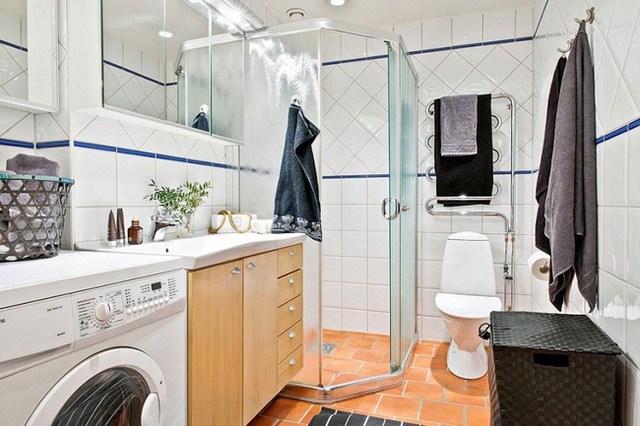 Không gian nhà tắm tuy chật hẹp nhưng vẫn có đầy đủ chức năng cần có đáp ứng tối đa yêu cầu của chủ nhân.