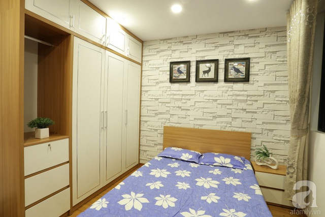 Phòng ngủ của cậu con trai nhỏ được bố trí ở không gian có diện tích hẹp nhất nhưng lại được nhấn nhá với sắc màu dịu dàng từ tường và chăn ga.