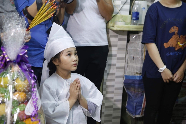 Khánh Nhi - con gái nuôi của nghệ sĩ Khánh Nam đội tang trong lễ viếng. Cô bé đang tham gia cuộc thi Sao nối ngôi nhí và được cha nuôi hỗ trợ trong một vài tiết mục.