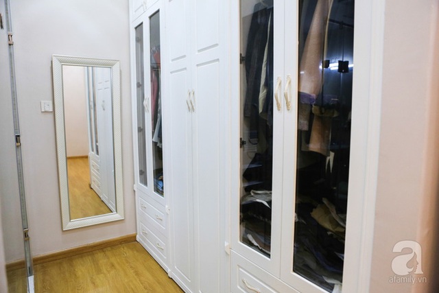 Tủ quần áo được đặt sát một góc tường, gọn gàng và tiện dụng.