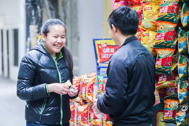 Hàng xóm xung quanh không hề kỳ thị, đều yêu quý cô gái trẻ bởi sự thân thiện, nụ cười dễ thương.