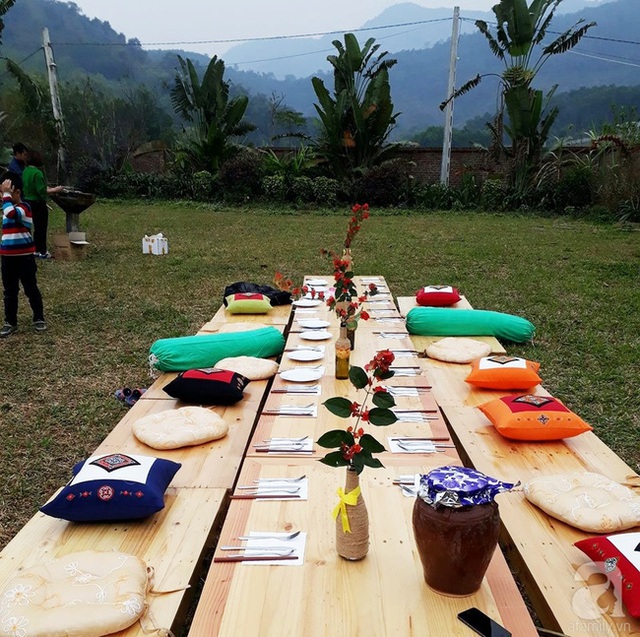 
Khi nh&agrave; c&oacute; kh&aacute;ch, chị lại đặt b&agrave;n ghế gỗ, th&ecirc;m những chiếc gối tựa xinh xinh.
