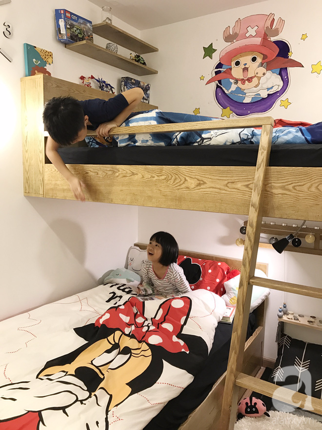 Thiết kế giường tầng vuông góc giúp 2 anh em có thể giao lưu với nhau.