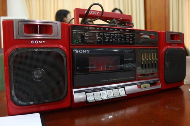 Thời đó, để sở hữu một chiếc radio, người mua phải bỏ ra cả cây vàng. Còn sở hữu một chiếc cassette như thế này, số tiền còn lớn hơn rất nhiều. Ông Tình cho biết, đài cassette là một trong những món hàng hiệu, không phải gia đình nào cũng mua được. Ảnh: Hoàng Phương - Nhật Quang.