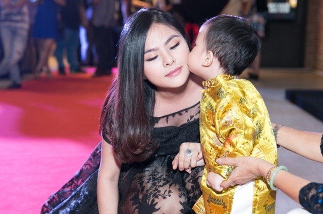 Cậu bé hơn một tuổi hôn má nữ diễn viên. Vân Trang đi sự kiện cùng mẹ ruột. Chồng cô ở nhà chăm con gái mới được vài tháng tuổi. 