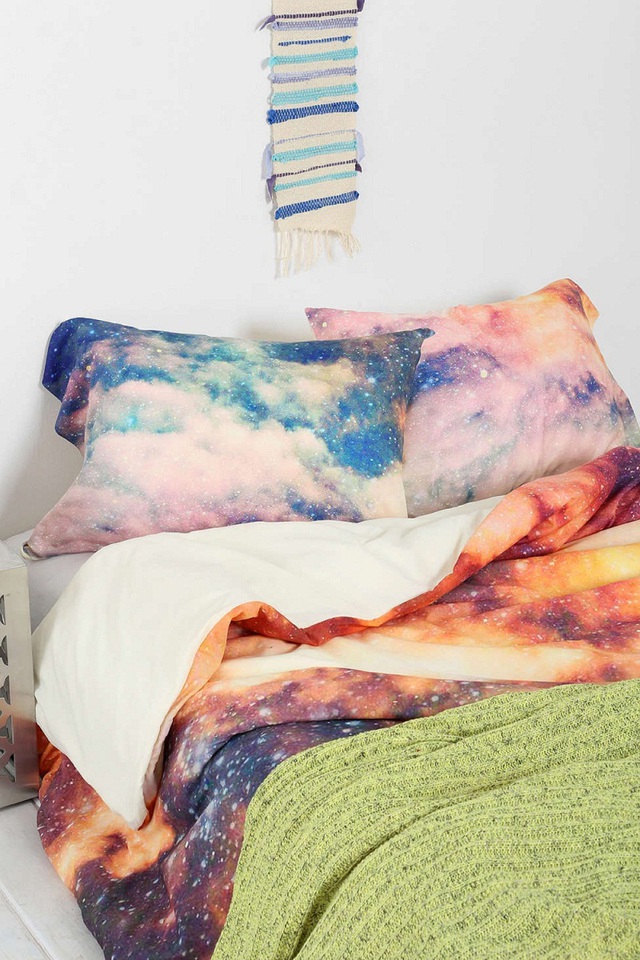Không quá khó để trang trí phòng ngủ theo cảm hứng galaxy vì đôi khi bạn chỉ cần một bộ chăn ga như thế này là đủ.