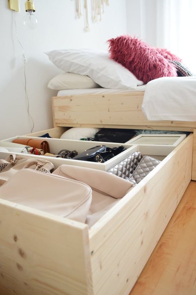 2. Bạn có thể sử dụng một chiếc giường vừa có công dụng là nằm ngủ lại có thêm một công dụng khác nữa là lưu trữ đồ vật. Với những khoang chứa rộng thì mọi túi xách, quần áo hay đồ vật dụng khác được để gọn gàng, ngăn nắp là điều quá dễ dàng.