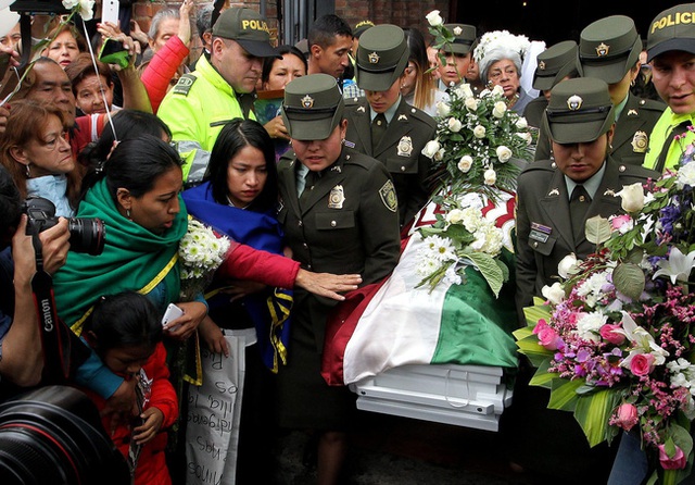 
Linh cữu của nạn nhân được phủ đầy hoa và hàng trăm người đã bày tỏ sự tiếc thương trước sự ra đi của em.
