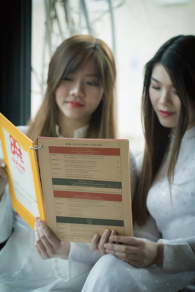 Áo dài là cách các cô gái sự thể hiện của niềm tự hào dân tộc.