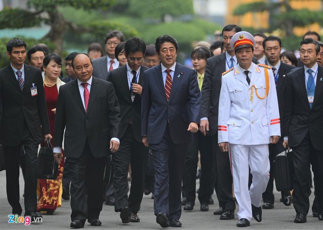 
Thủ tướng Nhật Bản Shinzo Abe và phu nhân bắt đầu thăm chính thức Việt Nam trong hai ngày 16 và 17/1. Đây là chuyến công du tới Việt Nam lần thứ 3 kể từ khi ông Abe được bổ nhiệm làm thủ tướng năm 2013.
