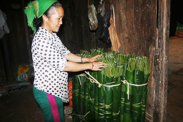 Chị V&agrave; L&igrave;a Na đang sắp xếp lại số l&aacute; dong m&agrave; gia đ&igrave;nh vừa h&aacute;i được từ rừng về chuẩn bị b&aacute;n cho thương l&aacute;i. Ảnh: Phạm H&ograve;a.