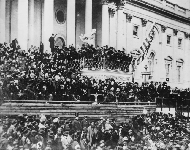 
Tổng thống Abraham Lincoln có bài phát biểu trong lễ nhậm chức, nhiệm kỳ Tổng thống thứ 2 của ông vào năm 1985 tại tòa nhà Quốc hội.
