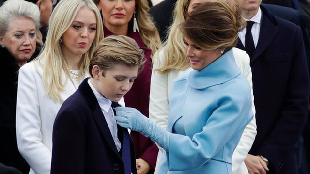 
Barron và mẹ trong lễ nhậm chức của ông Donald Trump hôm 20/1. Ảnh: Mashable.
