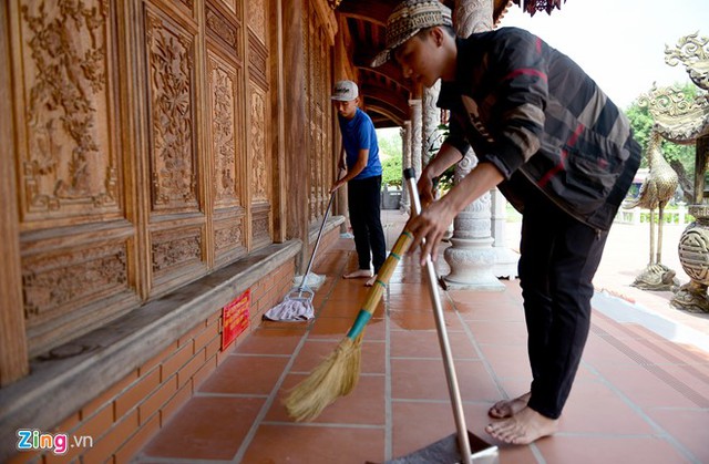 
Khu vực bên trong nhà thờ đã được đóng toàn bộ, chỉ mở vào ngày 30 Tết âm lịch để cúng cuối năm. Mọi người lau chùi, quét dọn bên ngoài sảnh kỹ lưỡng theo yêu cầu của Nguyên Lộc.
