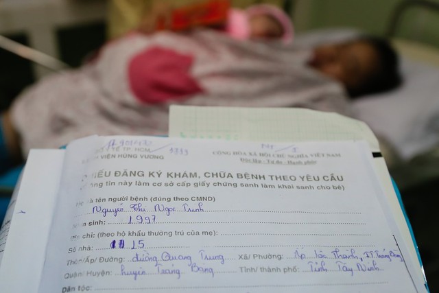 Con của chị Nguyễn Thị Ngọc Trinh l&agrave; b&eacute; g&aacute;i sinh thường đầu ti&ecirc;n v&agrave;o l&uacute;c 0h ng&agrave;y m&ugrave;ng 1 Tết Đinh Dậu (28/1/2017).