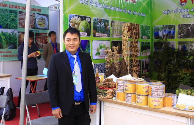 Việt thường xuy&ecirc;n tham gia c&aacute;c hội thảo, hội chợ để học hỏi kinh nghiệm, giới thiệu sản phẩm của m&igrave;nh ra thị trường. Ảnh: NVCC