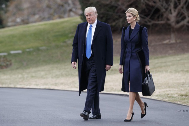 
Ông Trump cùng cô con gái Ivanka đến tưởng niệm các binh sĩ thiệt mạng.
