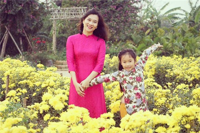 
BTV Khánh Trang bên con gái 8 tuổi. Ảnh: NVCC.
