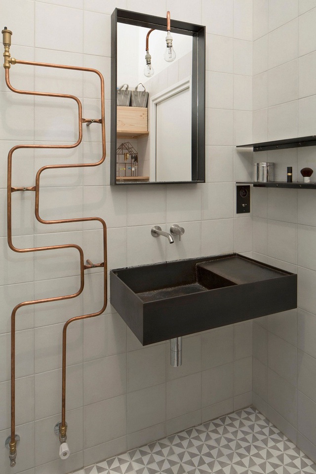 Những đường ống nước, đường dây điện… đều được chạy nổi trong căn phòng tắm mang phong cách công nghiệp.