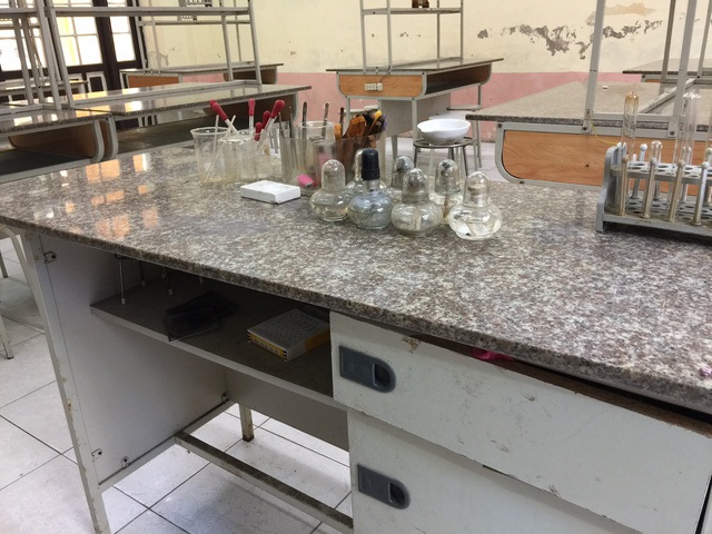 B&agrave;n thực h&agrave;nh H&oacute;a học của Trường THPT Phan Đ&igrave;nh Ph&ugrave;ng, nơi xảy ra sự việc (ảnh: Mỹ H&agrave;)