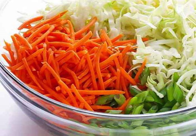 
Salad rau trộn sữa chua.

Nguyên liệu 1 cái bắp cải, 1-2 củ cà rốt, hành lá, sữa chua, nước trộn. Đầu tiên, thái nhỏ bắp cải, hành lá xắt nhỏ, nạo sợi cà rốt ra nhé! Sau đó, rửa sạch và để ráo. Tiếp theo, trộn sữa chua với nước trộn đã làm rồi trộn đều cùng với các loại rau đã thái. Ảnh: Monngonmoingay.
