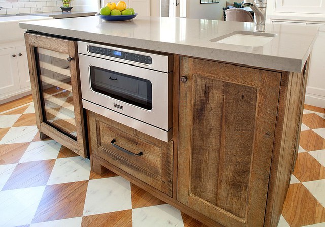 Bàn bếp được chế tác từ chất liệu gỗ tự nhiên.