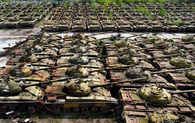 
Xe tăng Li&ecirc;n X&ocirc; tại một kho qu&acirc;n sự bị vứt bỏ ở Ukraina.
