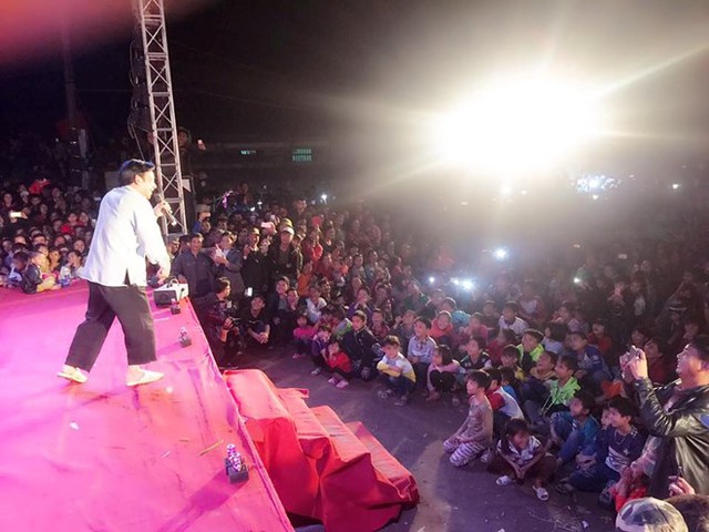 Sau Tết Nguyên đán, buổi biểu diễn của Quang Tèo tại ngoại thành Hà Nội đông nghịt khán giả. Ảnh: FBNV.